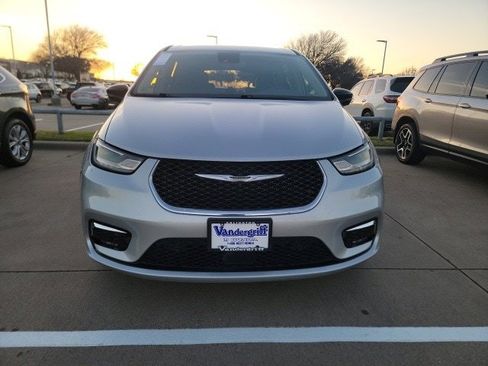 Used 2024 Chrysler Pacifica Touring-L image 2