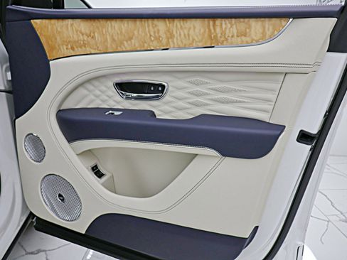 Used 2024 Bentley Bentayga image 54