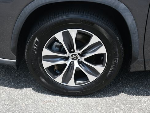 Used 2022 Toyota Highlander XLE FWD image 22