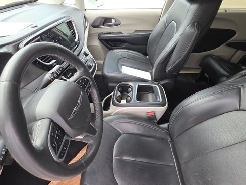 Used 2022 Chrysler Pacifica Touring-L w/ Uconnect Theater Family Group FWD image 12
