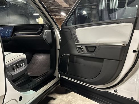 Used 2024 Rivian R1S Adventure AWD/4WD image 39