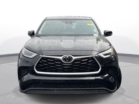 Used 2023 Toyota Highlander L FWD image 3