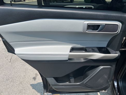 Used 2022 Ford Explorer XLT w/ Equipment Group 202A image 15