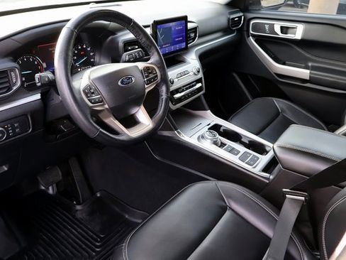 Certified 2022 Ford Explorer XLT w/ Equipment Group 202A image 3