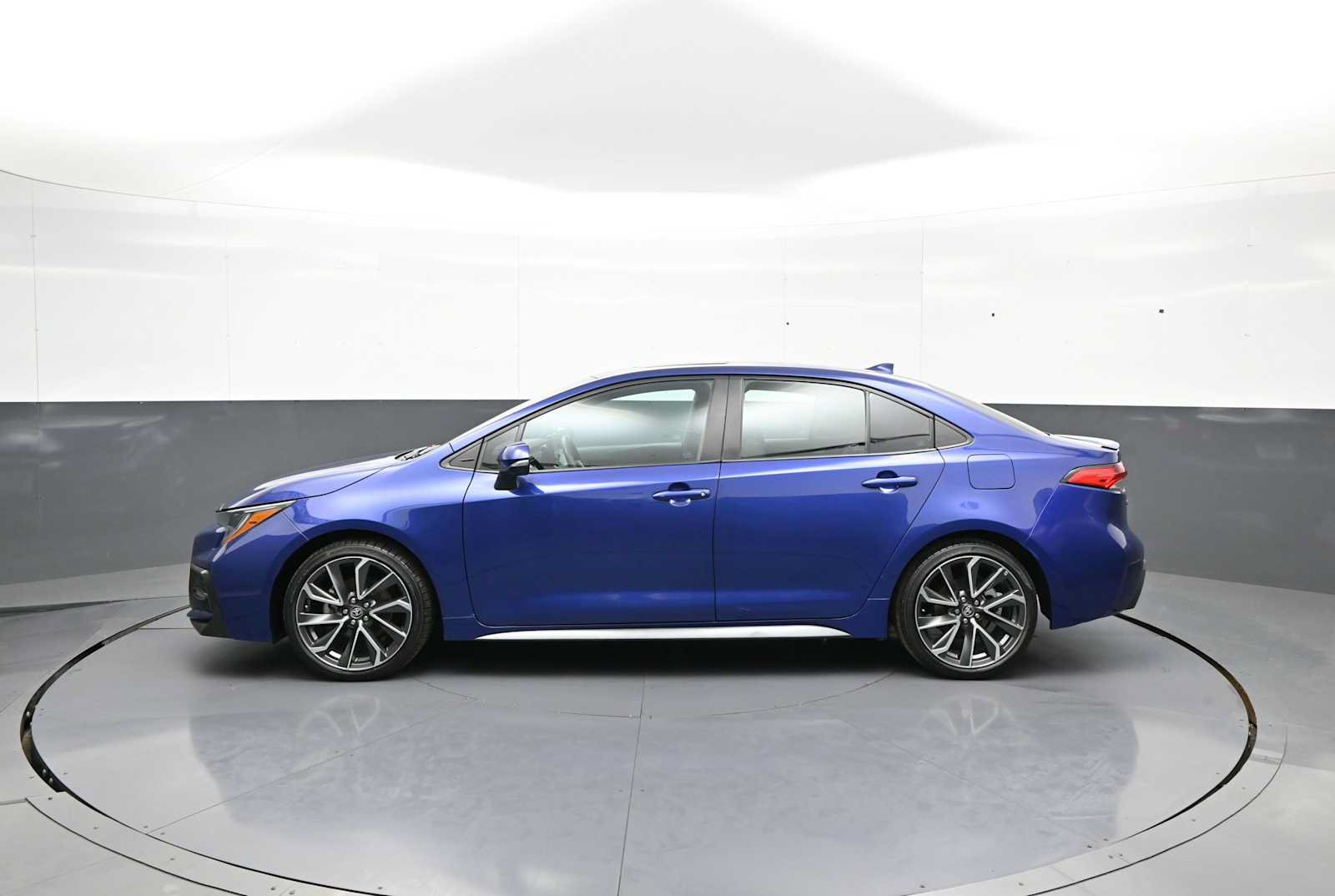 Used 2022 Toyota Corolla SE w/ SE Premium Package FWD image 9