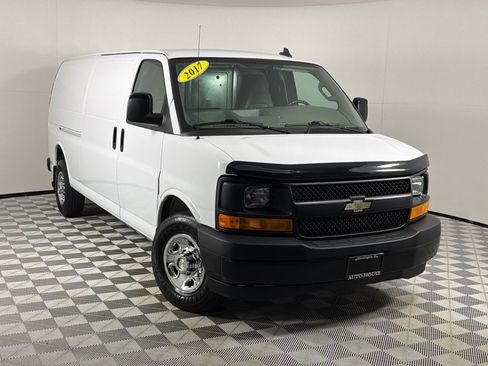 Used 2017 Chevrolet Express 3500 Extended RWD image 2