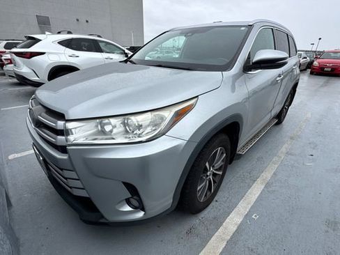 Certified 2018 Toyota Highlander XLE image 2
