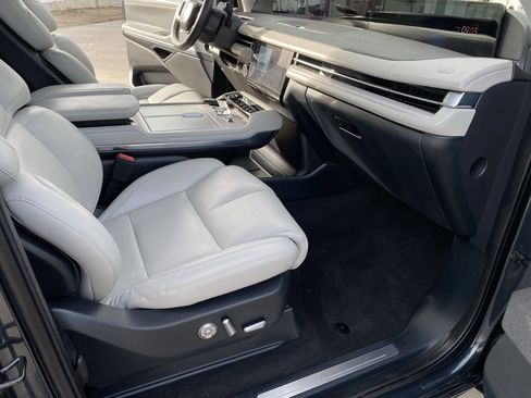 Used 2025 Lincoln Navigator L Reserve image 13