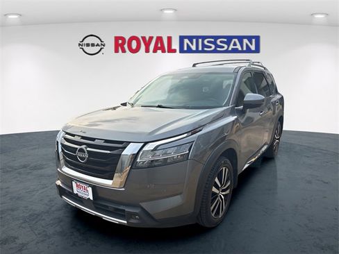 Used 2023 Nissan Pathfinder Platinum w/ Cargo Package image 3