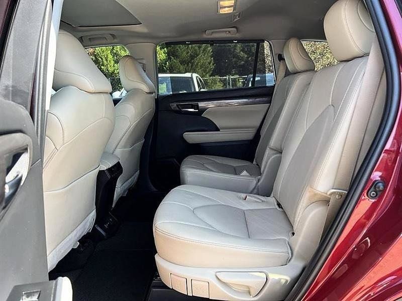 Used 2025 Toyota Highlander Limited FWD image 32