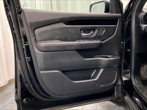 Used 2025 Honda Pilot TrailSport image 9