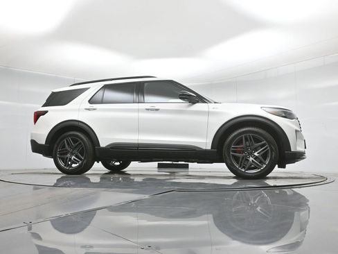 New 2026 Ford Explorer ST-Line w/ ST-Line Street Pack image 3