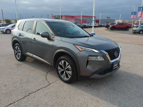 Used 2023 Nissan Rogue SV image 2