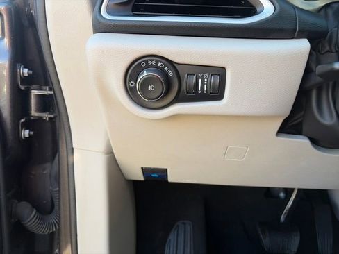 Used 2023 Chrysler Pacifica Touring-L image 40