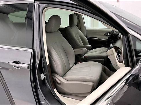 Used 2021 Chrysler Voyager LX FWD image 9
