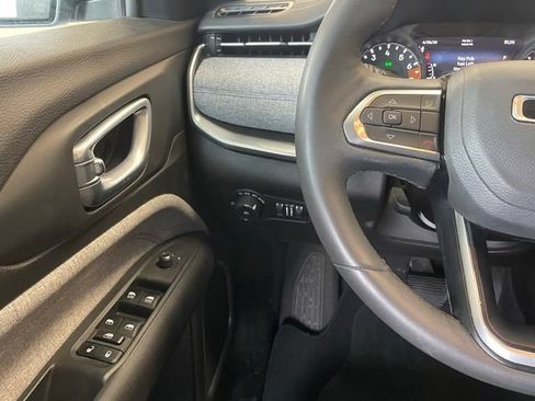 Used 2025 Jeep Compass Latitude AWD/4WD image 12