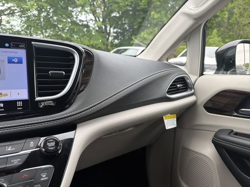 Used 2024 Chrysler Pacifica Limited FWD image 22