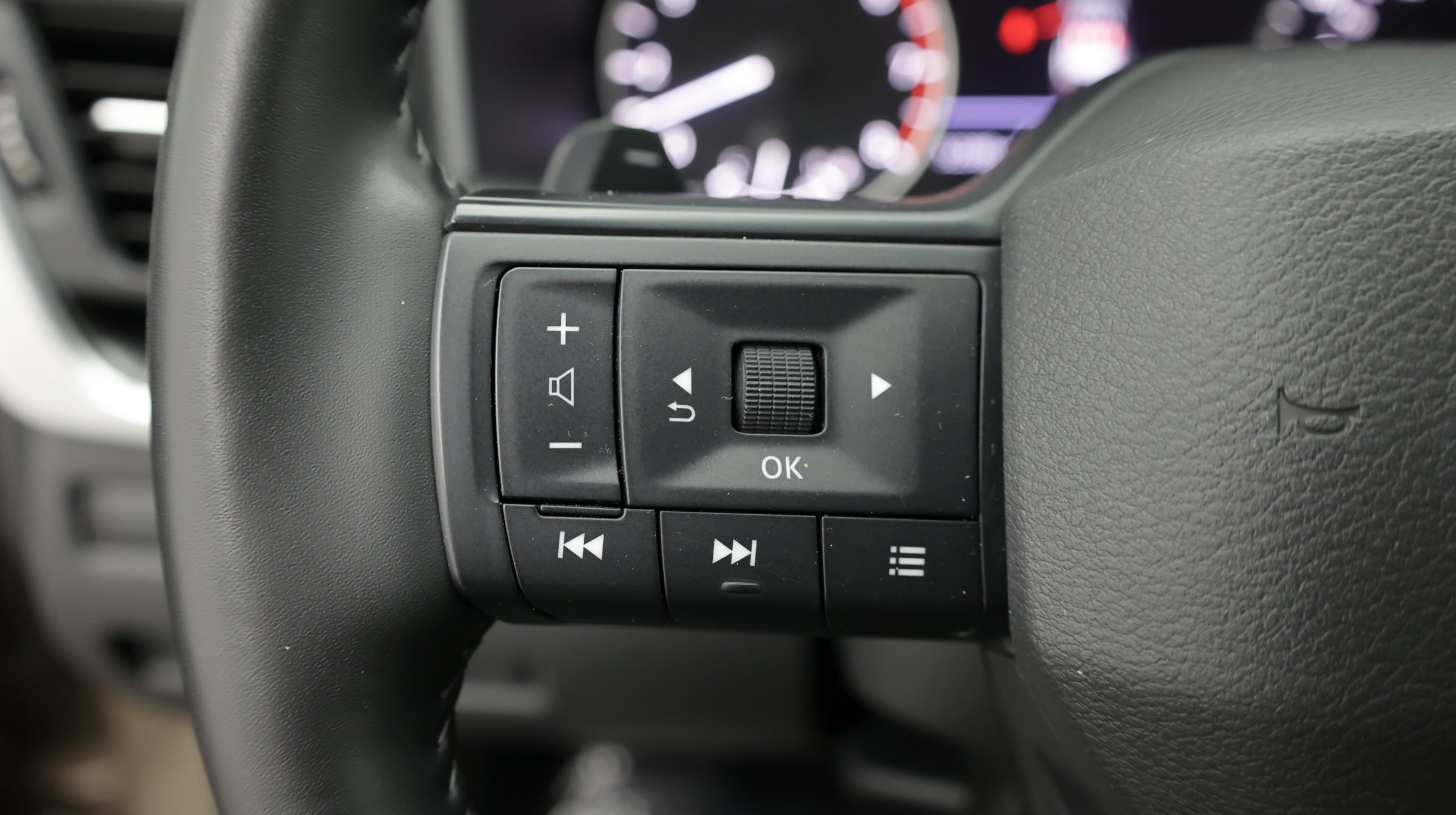 Used 2025 Nissan Rogue SV AWD/4WD image 29