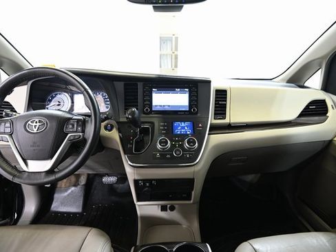 Used 2018 Toyota Sienna XLE Premium image 2