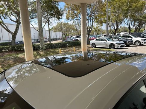 Used 2025 Porsche Macan Electric image 17