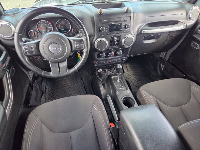 Used 2015 Jeep Wrangler Unlimited Rubicon w/ Connectivity Group AWD/4WD image 10