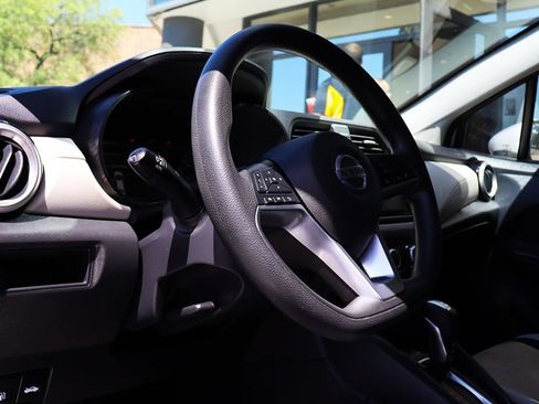 Used 2021 Nissan Versa SV FWD image 38