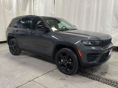 Used 2023 Jeep Grand Cherokee Altitude image 7