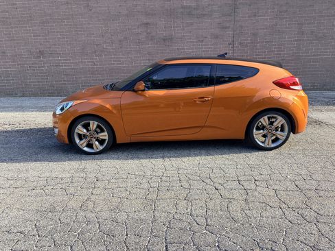 Used 2013 Hyundai Veloster w/ Style Pkg FWD image 2