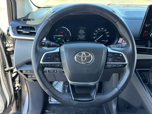 Used 2023 Toyota Sienna XLE FWD image 26
