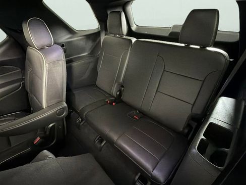 Used 2023 Chevrolet Traverse Premier FWD image 28