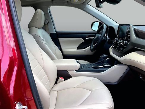 Used 2022 Toyota Highlander XLE FWD image 9