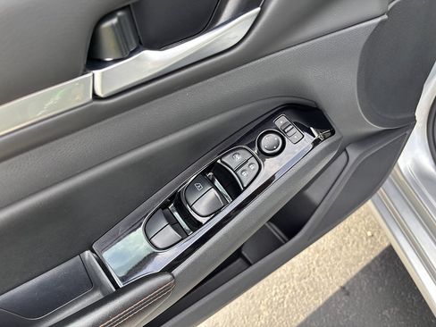 Used 2024 Nissan Altima 2.5 SR FWD image 13