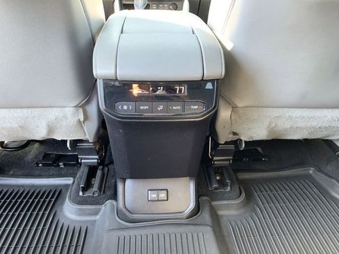 Used 2023 Toyota Highlander XLE image 33