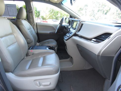 Used 2016 Toyota Sienna XLE w/ XLE Navigation Package FWD image 19