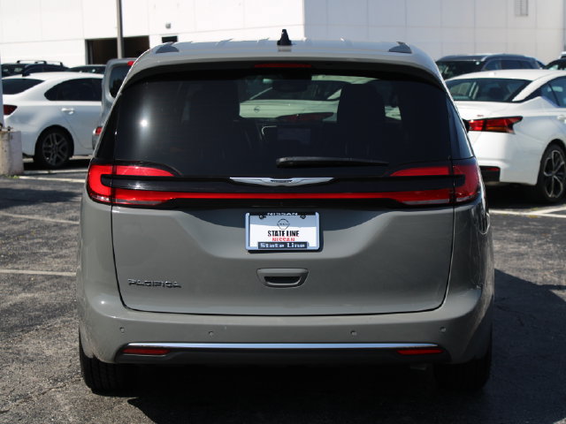 Used 2025 Chrysler Pacifica Select FWD image 8
