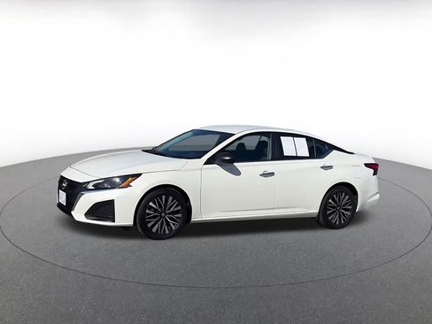 Used 2025 Nissan Altima 2.5 SV FWD image 8