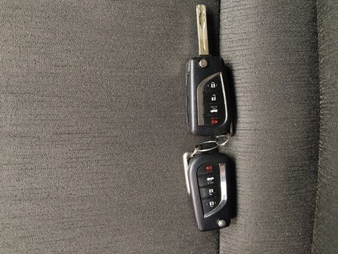 Used 2018 Toyota Camry LE image 32