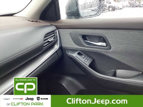 Used 2023 Nissan Rogue SV image 24