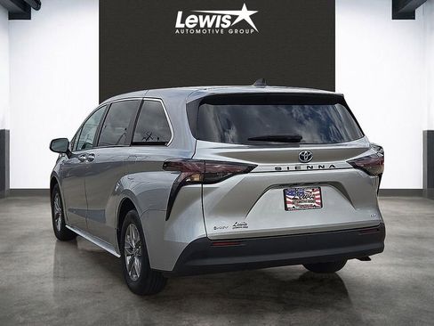 Used 2025 Toyota Sienna LE image 3