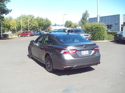 Used 2023 Toyota Camry SE FWD image 3