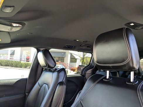 Used 2025 Chrysler Pacifica Select image 22