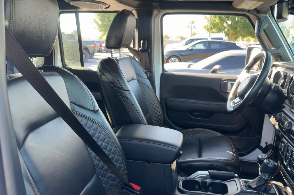 Used 2022 Jeep Wrangler Unlimited Sahara AWD/4WD image 15