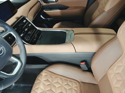 Used 2025 Nissan Armada Platinum Reserve AWD/4WD image 18