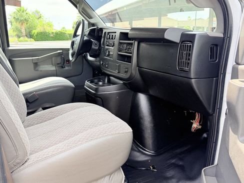 Used 2017 GMC Savana 2500 RWD image 9