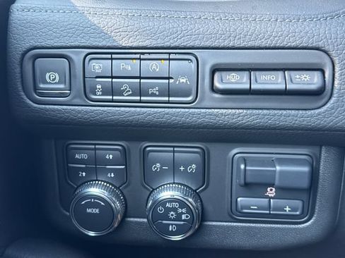 Used 2024 GMC Yukon Denali w/ Advanced Technology Package AWD/4WD image 29