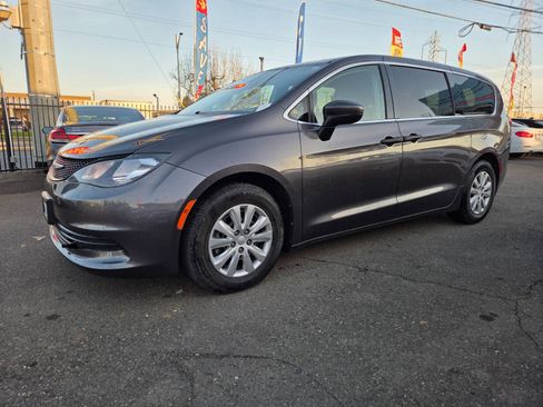 Used 2020 Chrysler Voyager L image 1