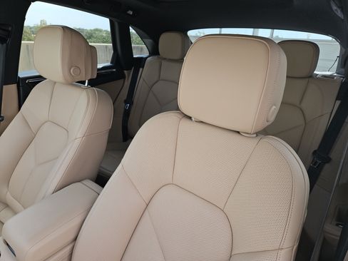 Certified 2026 Porsche Macan AWD/4WD image 6