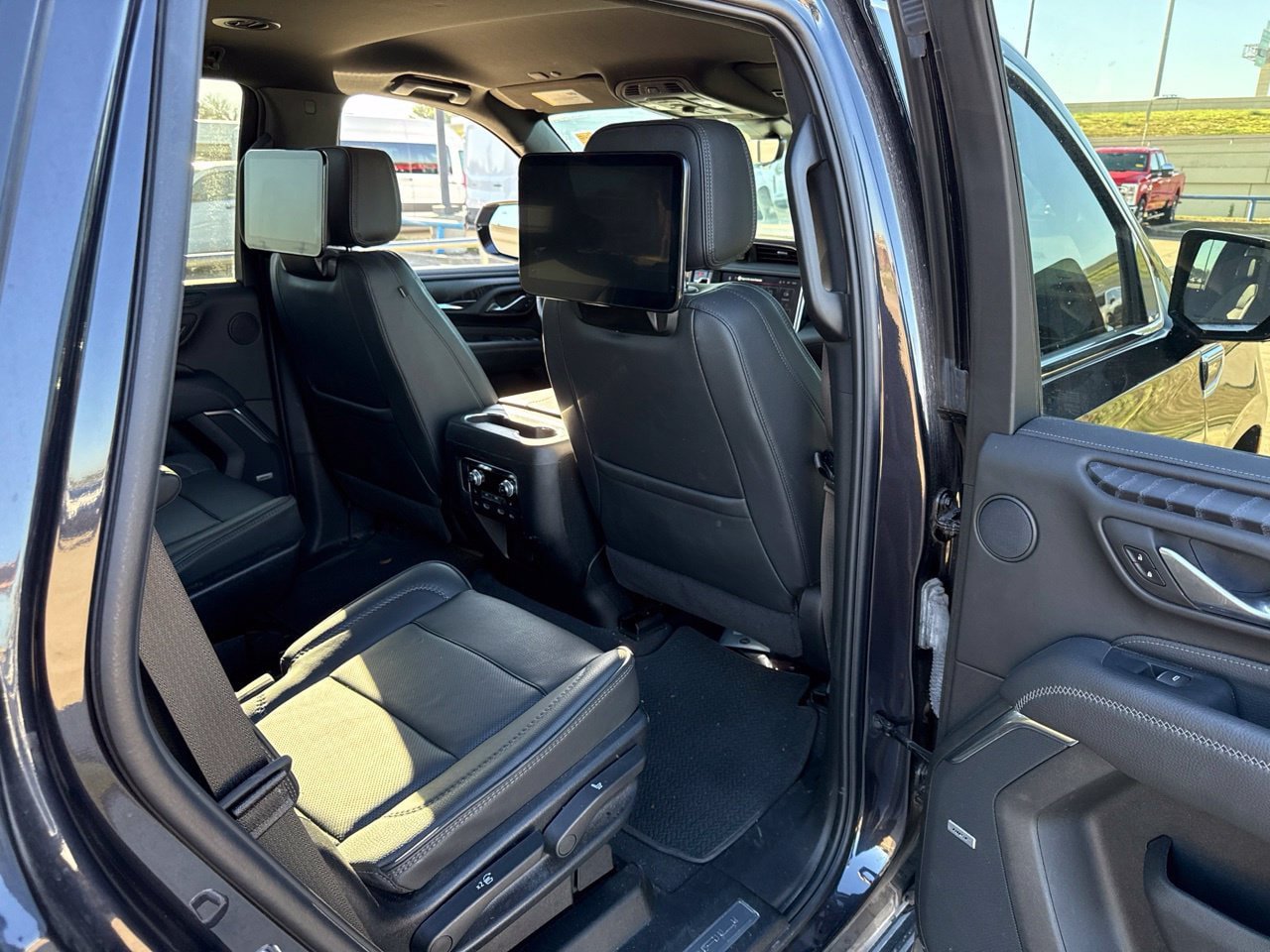 Used 2024 GMC Yukon Denali w/ Advanced Technology Package AWD/4WD image 13