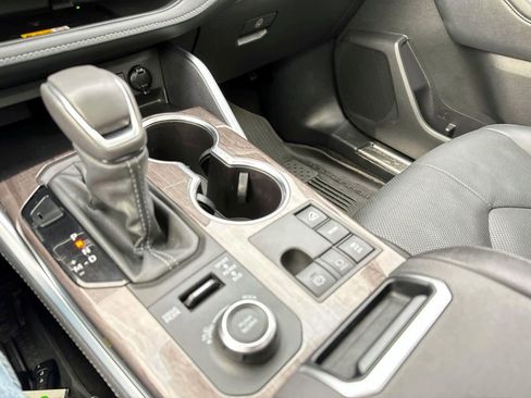 Used 2024 Toyota Highlander Platinum image 23