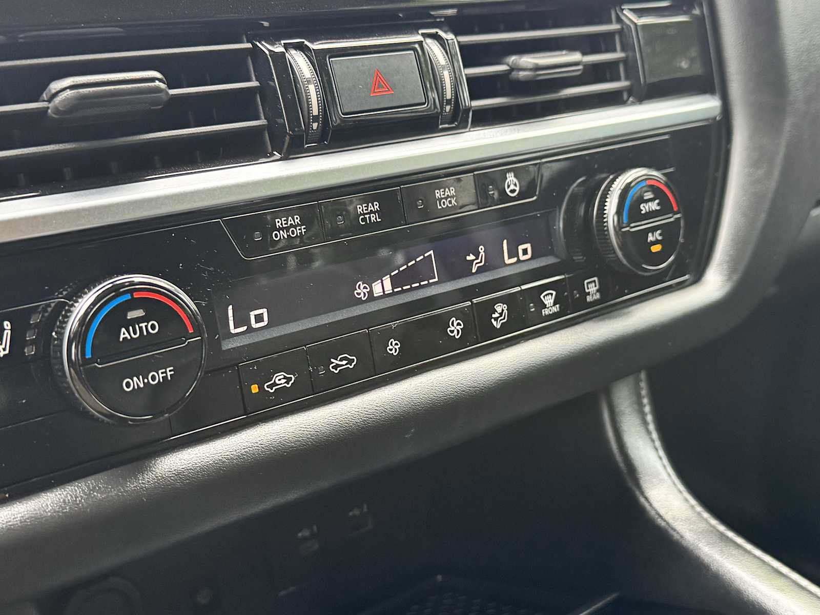 Used 2023 Nissan Pathfinder SL AWD/4WD image 18